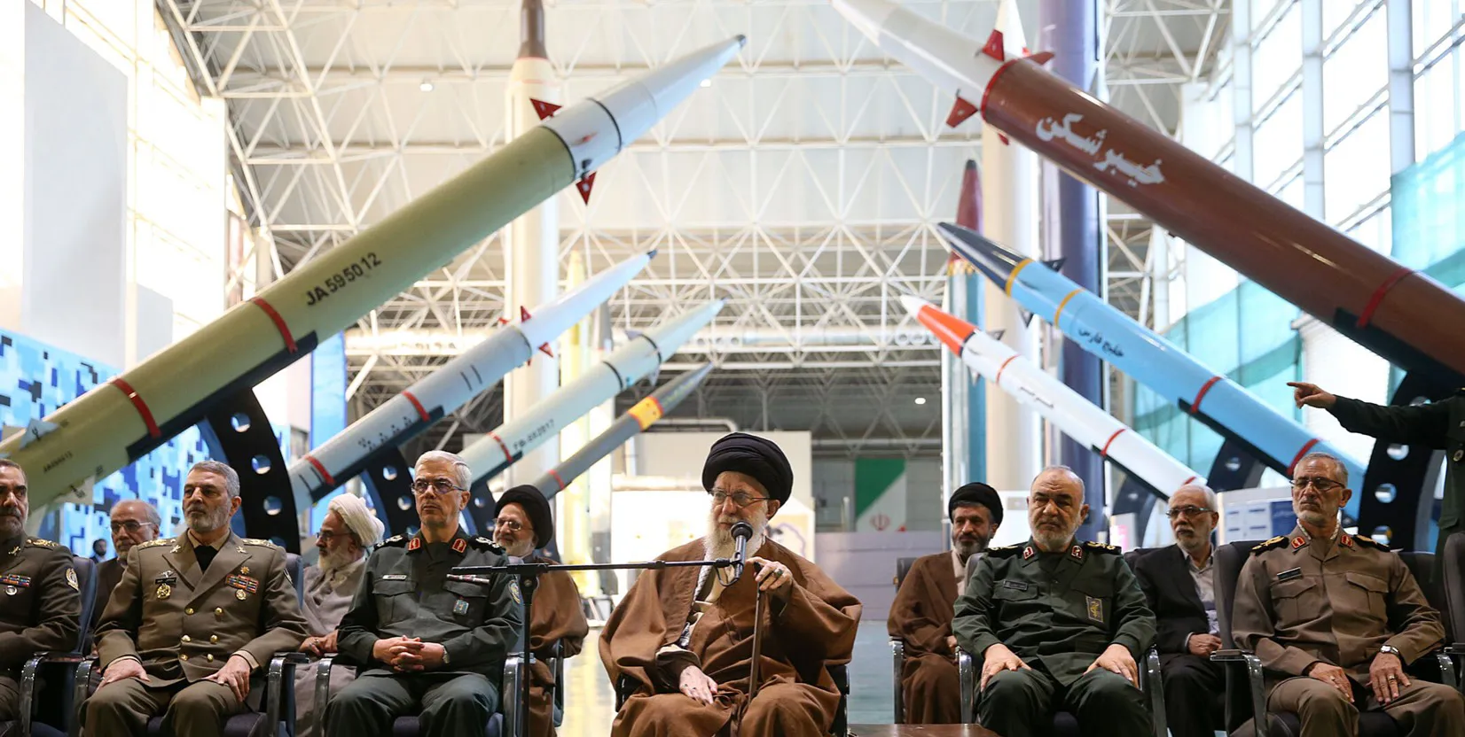 ترامب يلوّح بالخيار العسكري بعد تعثّر المباحثات مع إيران… تحذير مباشر لخامنئي وتصعيد على حافة الانفجار